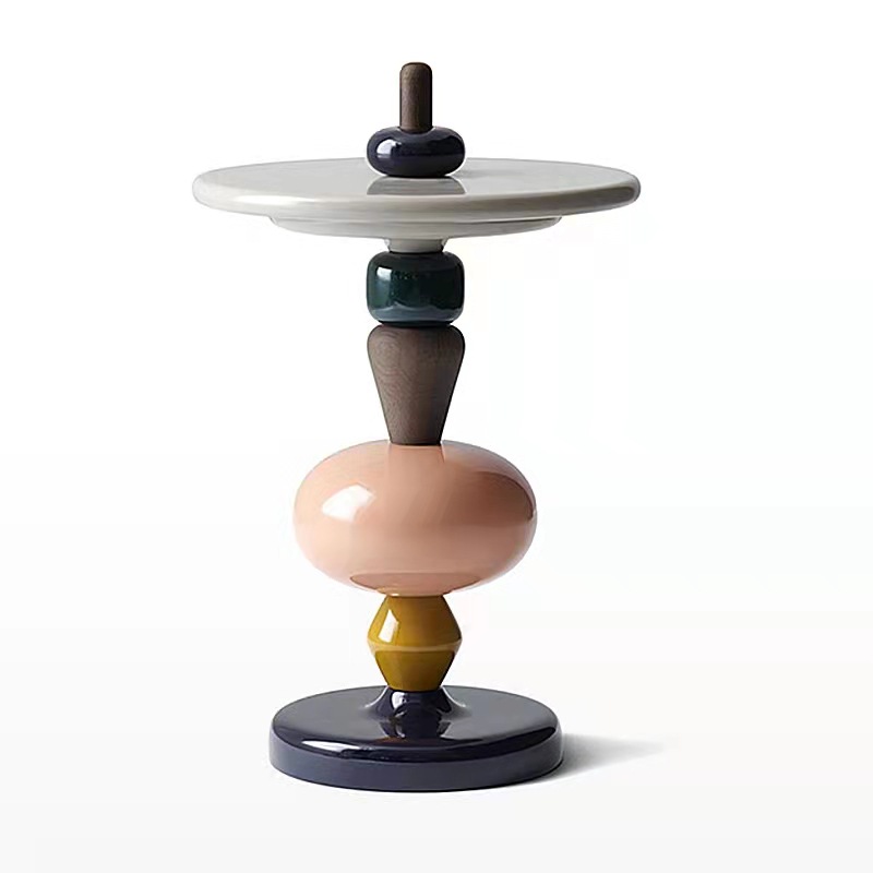 Sustainable Living Design - ub-デンマーク人デザイナーによる、クリエイティブなデザインのサイドテーブル。カラフルでモダン、環境に配慮した木製。小さめのコーヒーテーブルとしても、ユニークなナイトテーブルとしても使える。リビングに最適。