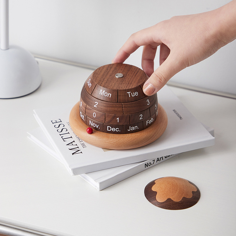 創造的な木製サステナブルなアルファベット数字カレンダー飾り物 - Sustainable Living Officer のレビューと価格